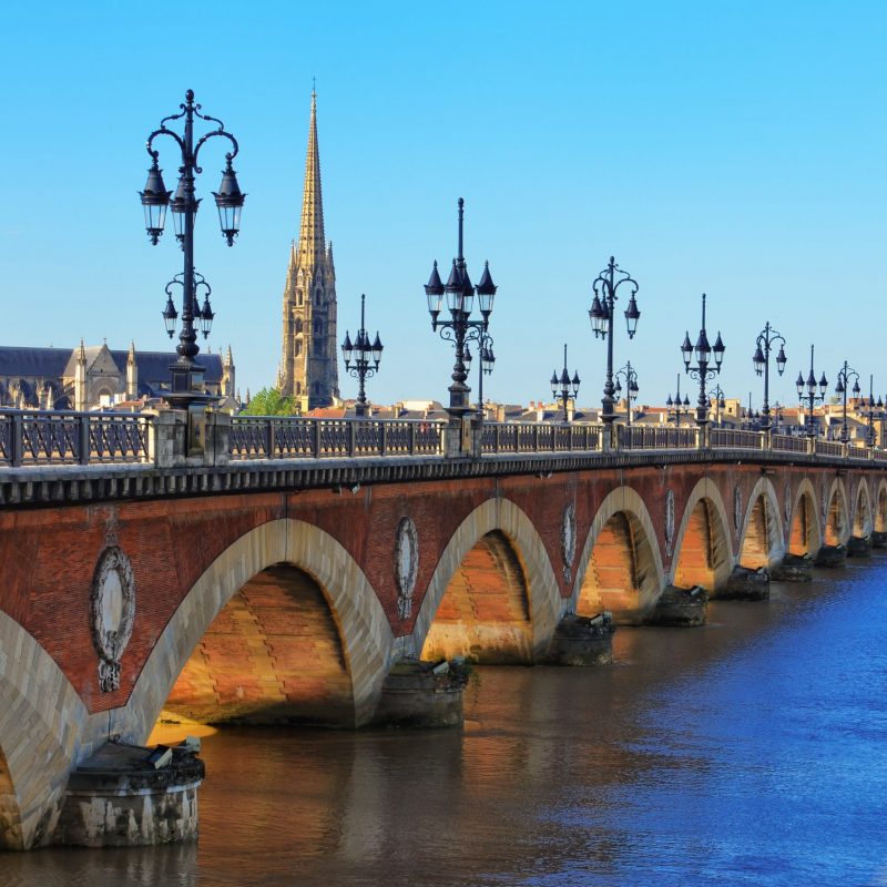 Photo du pont de pierre pour représenter le centre d'affaires Lab-Ad-Hoc de Bordeaux